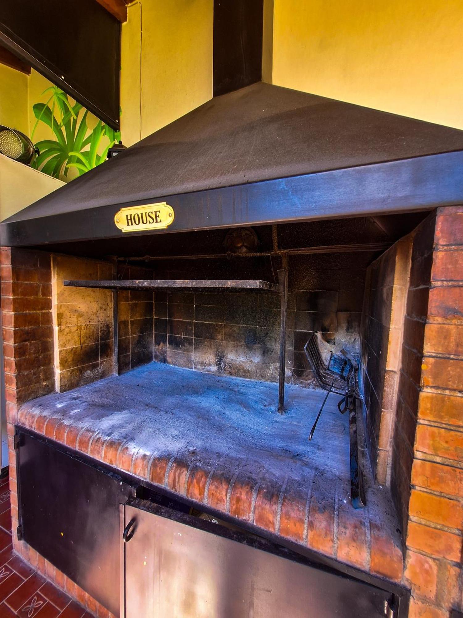 Fuxia House Hostel Mendoza Exterior photo